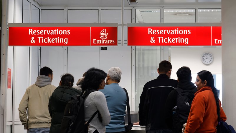 Menschen stehen am 1. März 2026 vor einem "Emirates"-Schalter am Flughafen München (Symbolbild). | Bild: pa/SZ Photo/Marco Einfeldt Menschen stehen am 1. März 2026 vor einem "Emirates"-Schalter am Flughafen München (Symbolbild).