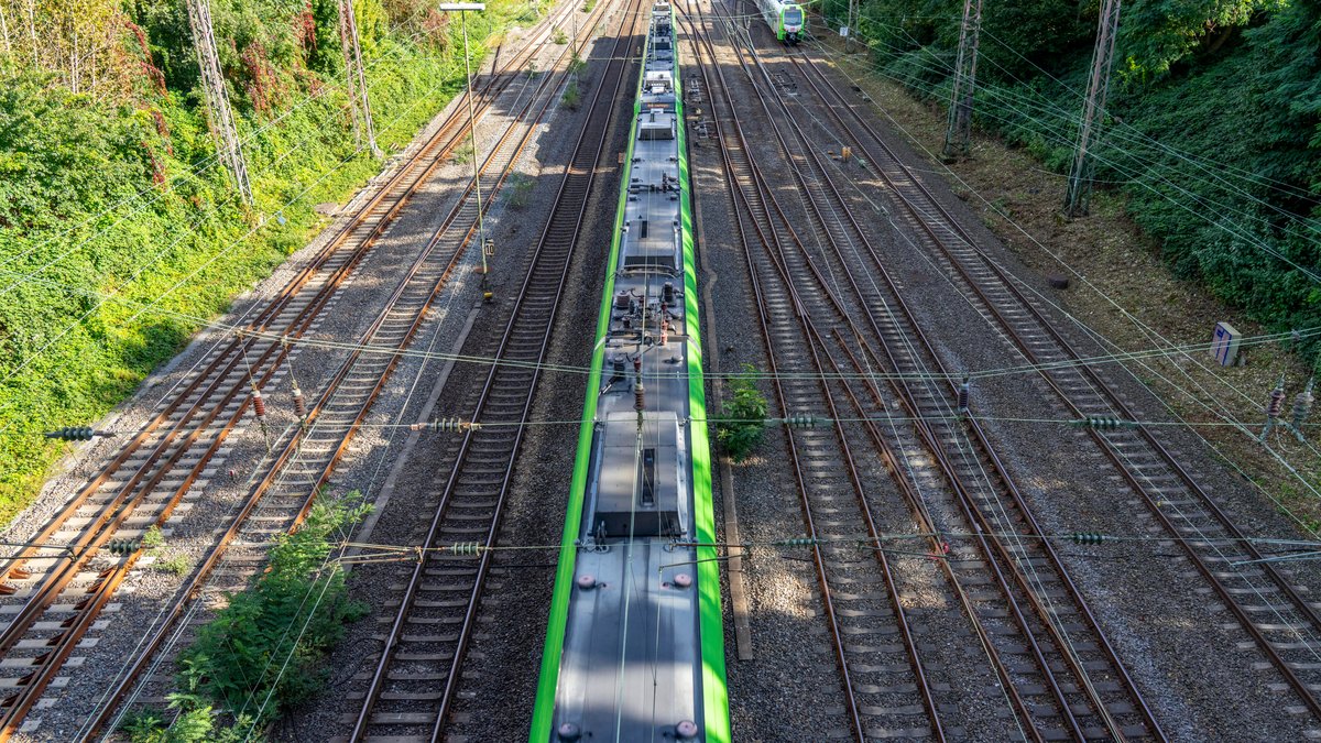Bis 2022 hielt die Bahn AG ihre Gleisbetten mit Glyphosat frei von Unkräutern. Seit 2023 verzichtet das Unternehmen darauf.