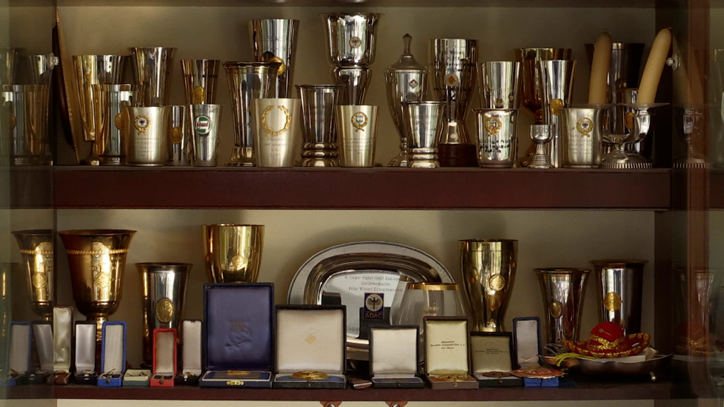Ein Teil von Fritz Witzels Pokalen und Medaillen, die er in seiner Wohnzimmerschrank-Vitrine aufbewahrt.
