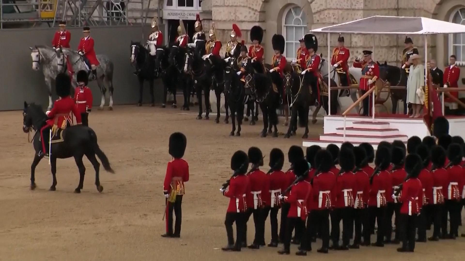 Bei der Geburtstagsparade ihres Schwiegervaters, König Charles III., zeigt sich Kate mit einem optimistischen Lächeln.