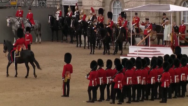 Bei der Geburtstagsparade ihres Schwiegervaters, König Charles III., zeigt sich Kate mit einem optimistischen Lächeln. | Bild: BR Bei der Geburtstagsparade ihres Schwiegervaters, König Charles III., zeigt sich Kate mit einem optimistischen Lächeln.