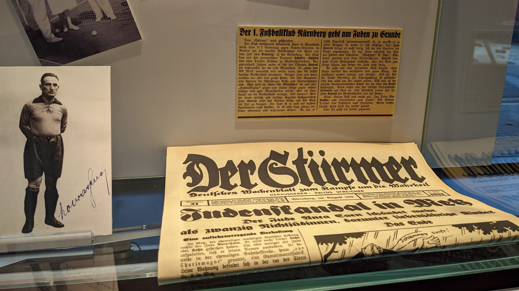 Club-Museum: Vitrine zu "1. FC Nürnberg in der NS-Zeit"