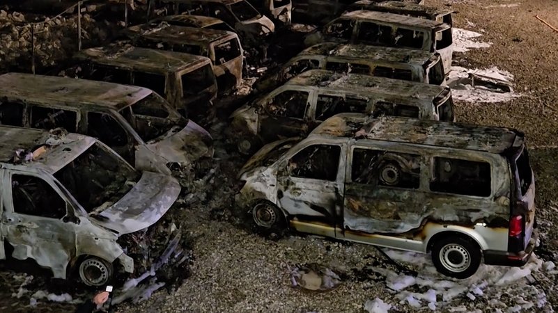 Bei der Diensthundestaffel der Münchner Polizei haben am Morgen 23 Einsatzfahrzeuge gebrannt. | Bild: BR / Tobias Bönte Bei der Diensthundestaffel der Münchner Polizei haben am Morgen 23 Einsatzfahrzeuge gebrannt.