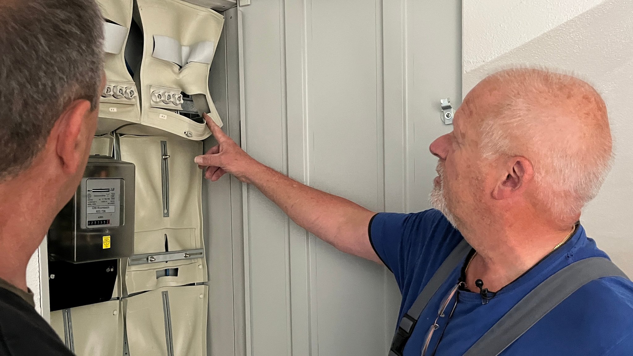 Elektromeister Heinz Haider begutachtet den deformierten Zählerschrank in einem Babenhausener Keller.