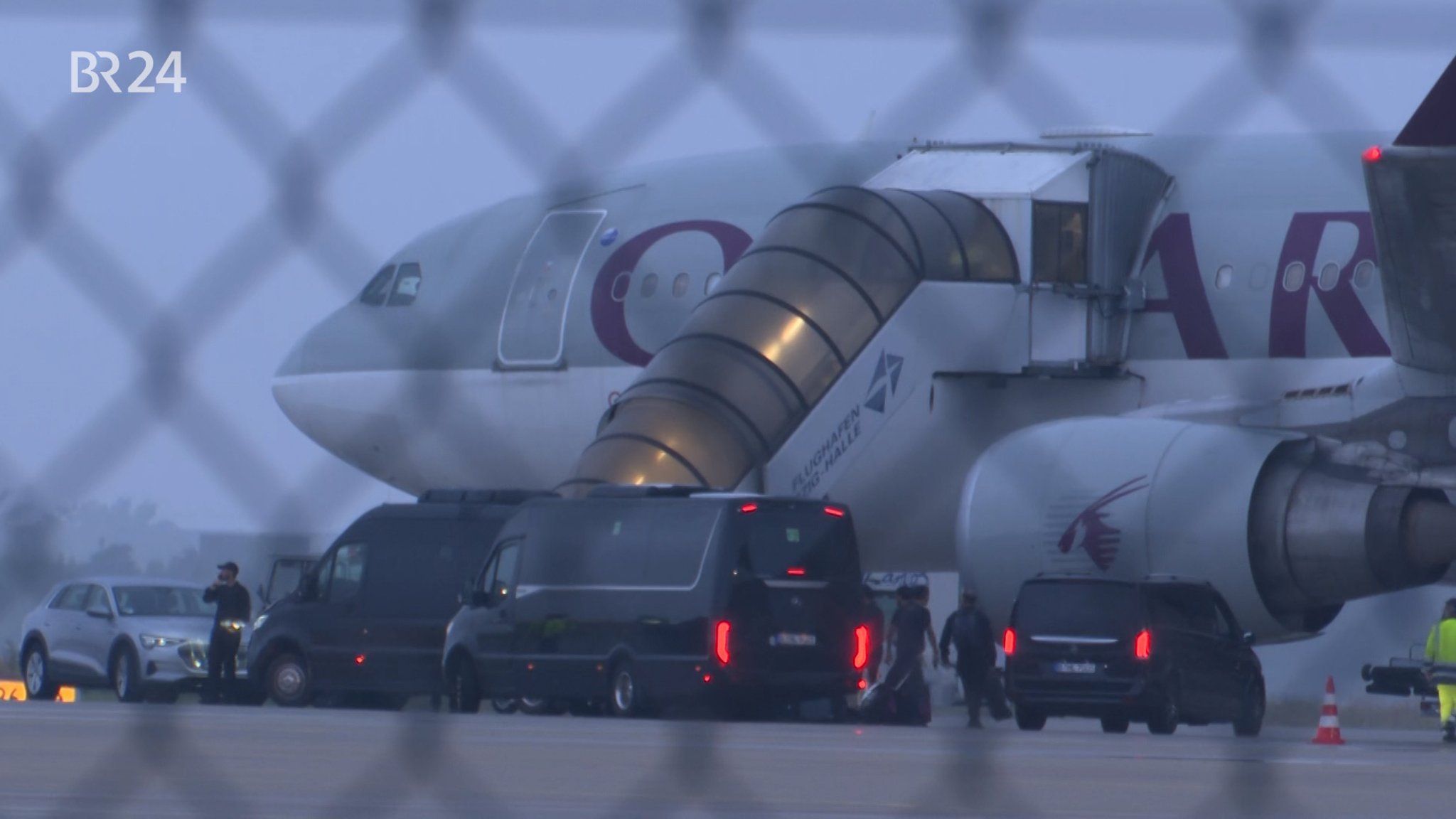 Erstmals seit knapp einem Jahr ist wieder ein Abschiebeflug von Deutschland nach Afghanistan gestartet.