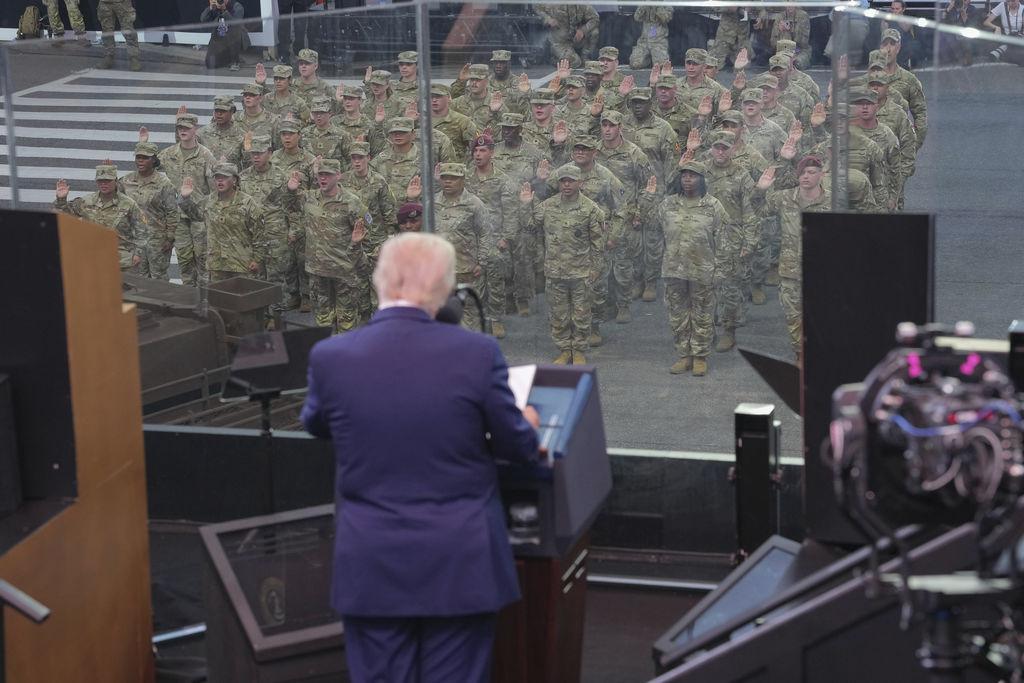 14.06.2025, USA, Washington: US-Präsident Donald Trump spricht während einer Militärparade, anlässlich des 250-jährigen Bestehens des US-Heeres, das mit dem 79. Geburtstag von US-Präsident Trump zusammenfällt. Foto: Doug Mills/Pool The New York Times/AP/dpa +++ dpa-Bildfunk +++