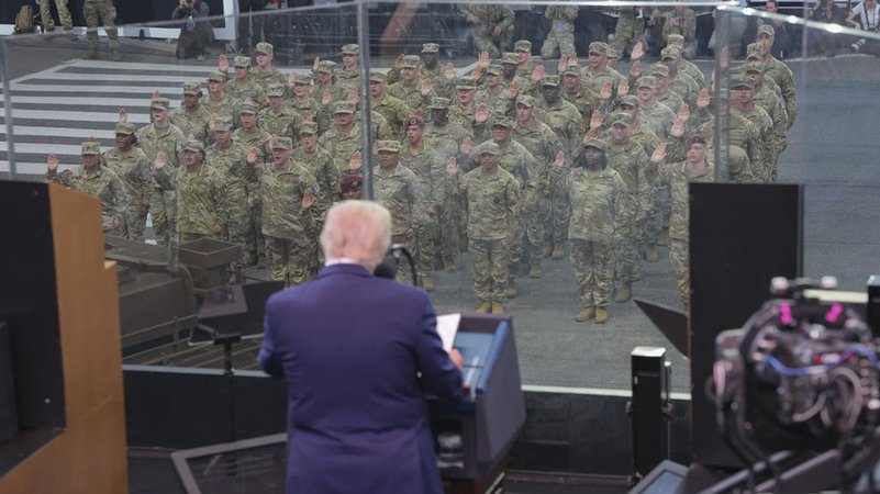 14.06.2025, USA, Washington: US-Präsident Donald Trump spricht während einer Militärparade, anlässlich des 250-jährigen Bestehens des US-Heeres, das mit dem 79. Geburtstag von US-Präsident Trump zusammenfällt. Foto: Doug Mills/Pool The New York Times/AP/dpa +++ dpa-Bildfunk +++ | Bild: dpa-Bildfunk/Doug Mills 14.06.2025, USA, Washington: US-Präsident Donald Trump spricht während einer Militärparade, anlässlich des 250-jährigen Bestehens des US-Heeres, das mit dem 79. Geburtstag von US-Präsident Trump zusammenfällt. Foto: Doug Mills/Pool The New York Times/AP/dpa +++ dpa-Bildfunk +++