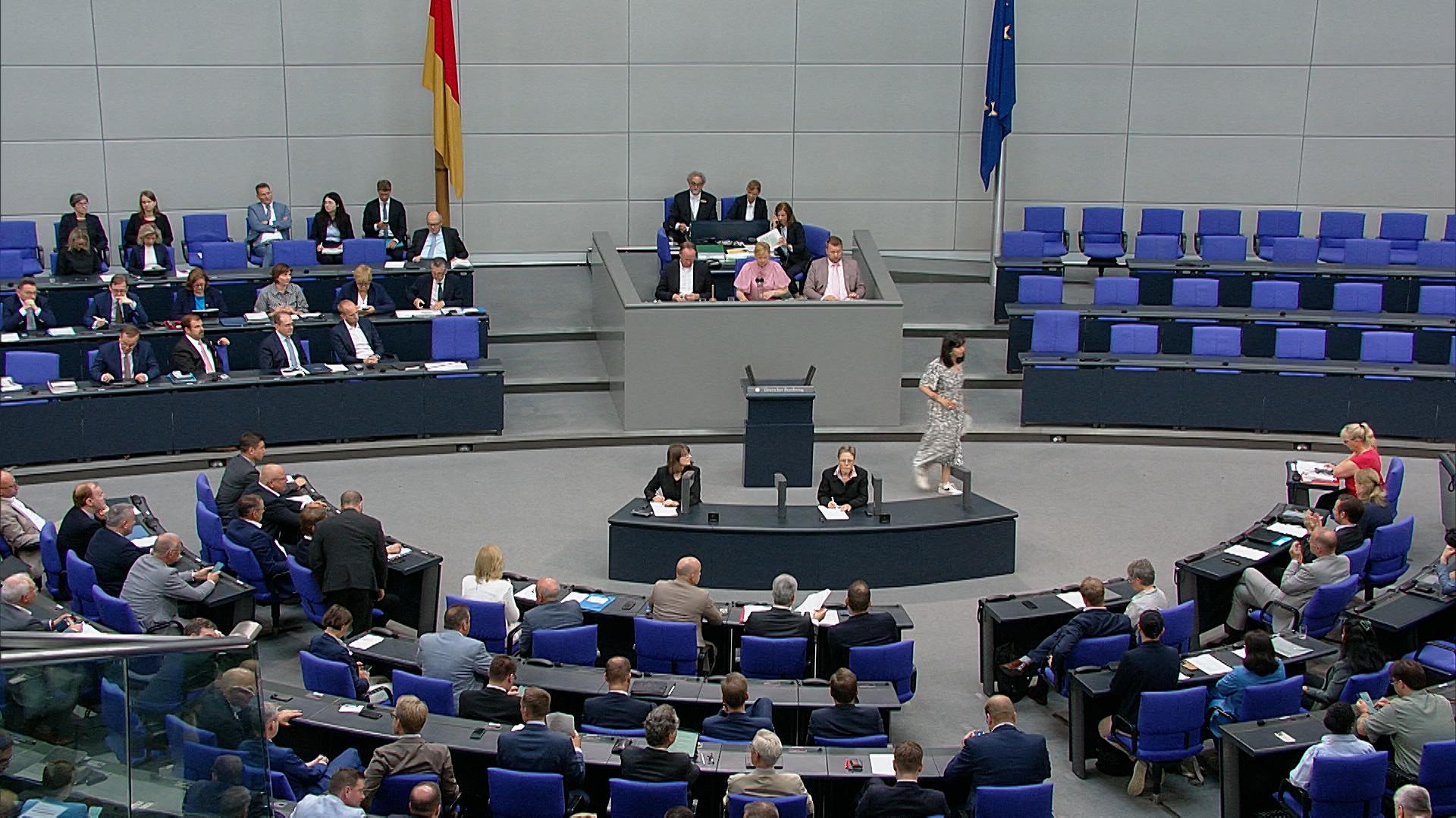 Die SPD hat heute einem weiteren verschärften Migrations-Gesetz von Innenminister Dobrindt zugestimmt. Der will für die nächsten zwei Jahre den Familiennachzug für Flüchtlinge mit eingeschränktem Schutz-Status kippen.