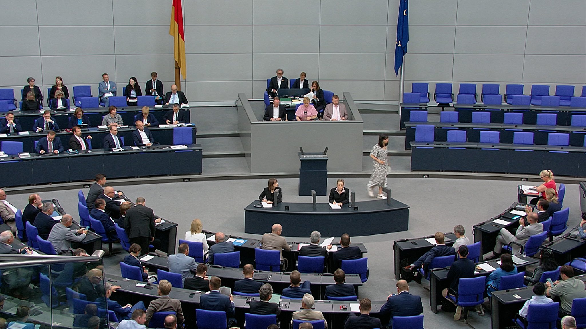 Die SPD hat heute einem weiteren verschärften Migrations-Gesetz von Innenminister Dobrindt zugestimmt. Der will für die nächsten zwei Jahre den Familiennachzug für Flüchtlinge mit eingeschränktem Schutz-Status kippen.