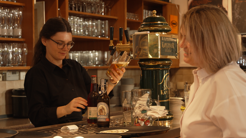 Mutter und Tochter am Ausschank | Bild: Alexander Krauß/BR Mutter und Tochter am Ausschank