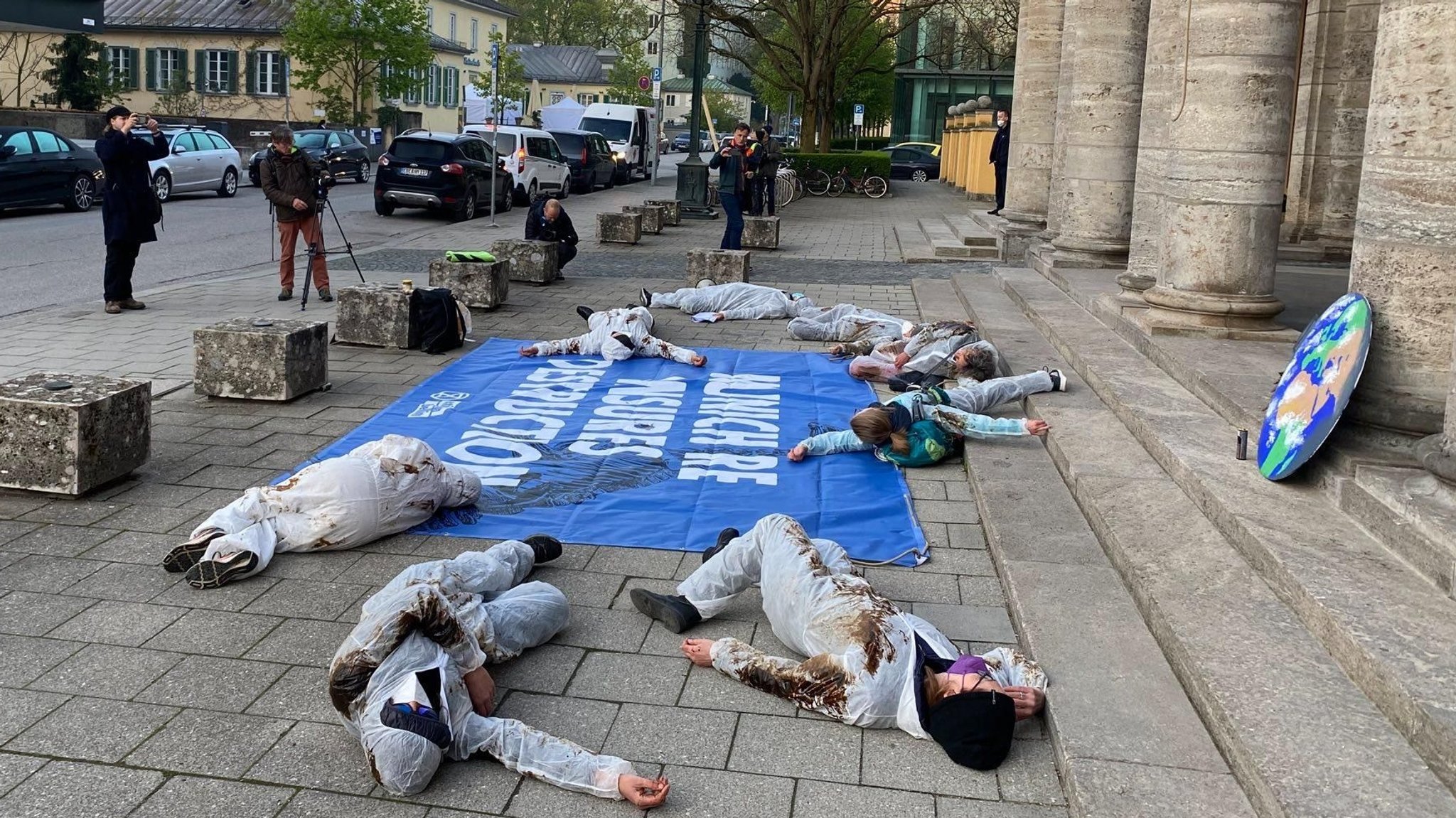 Protest von Extincition Rebellion vor der Munich Re in München