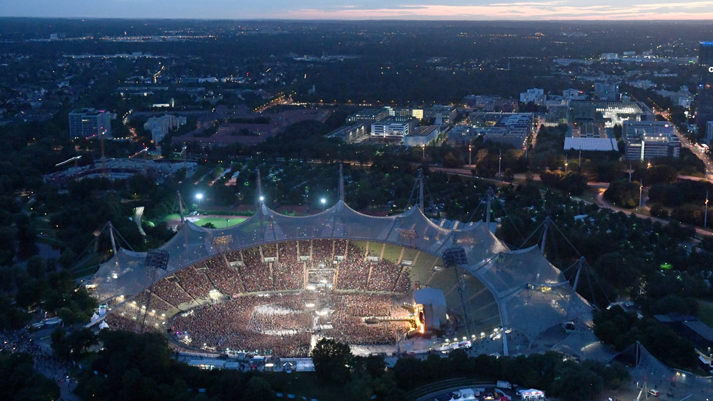 Die britischen Band "The Rolling Stones" spielt im Olympiastadion bei einem Konzert im Rahmen ihrer „Sixty“-Europatour auf der Bühne.