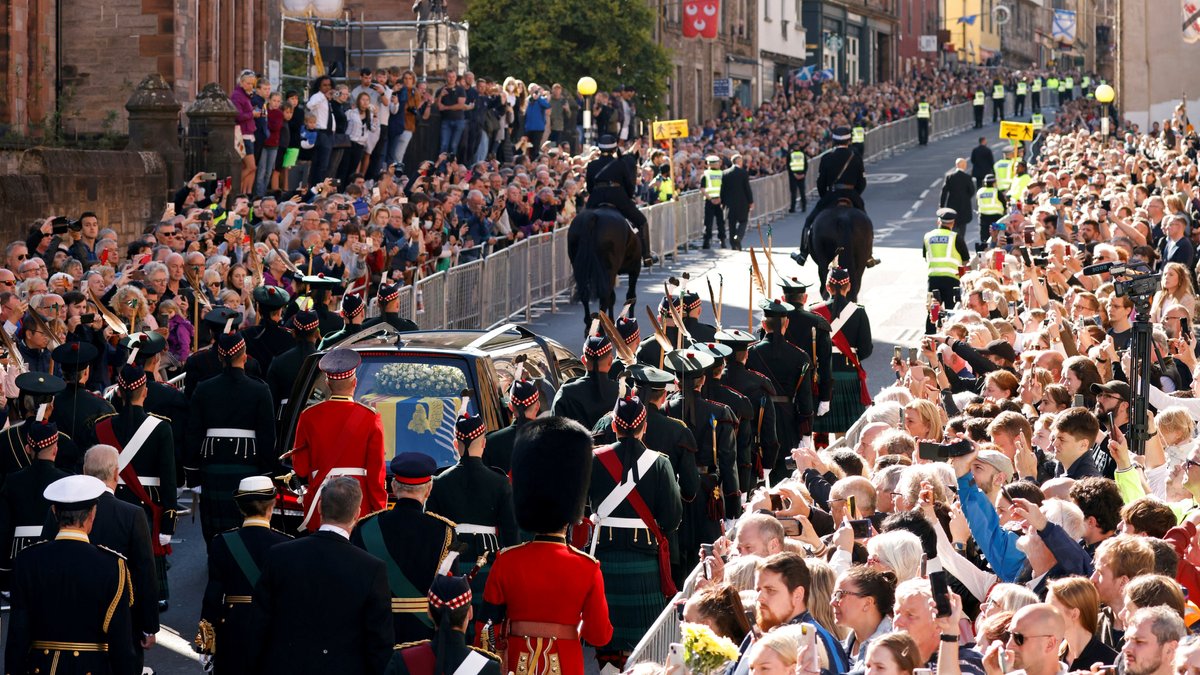 In Schottland haben Tausende Menschen Abschied von der britischen Königin Elizabeth der zweiten genommen. Ihr Sarg wurde in einer Trauerprozession durch Edinburgh gefahren. 