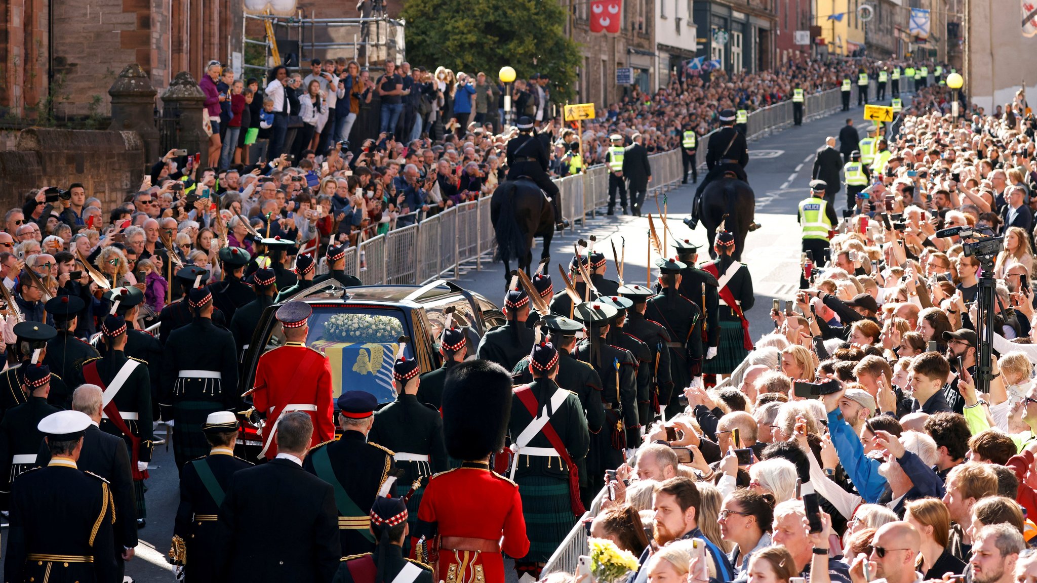 In Schottland haben Tausende Menschen Abschied von der britischen Königin Elizabeth der zweiten genommen. Ihr Sarg wurde in einer Trauerprozession durch Edinburgh gefahren. | Bild: Odd Andersen/Pool via REUTERS In Schottland haben Tausende Menschen Abschied von der britischen Königin Elizabeth der zweiten genommen. Ihr Sarg wurde in einer Trauerprozession durch Edinburgh gefahren.