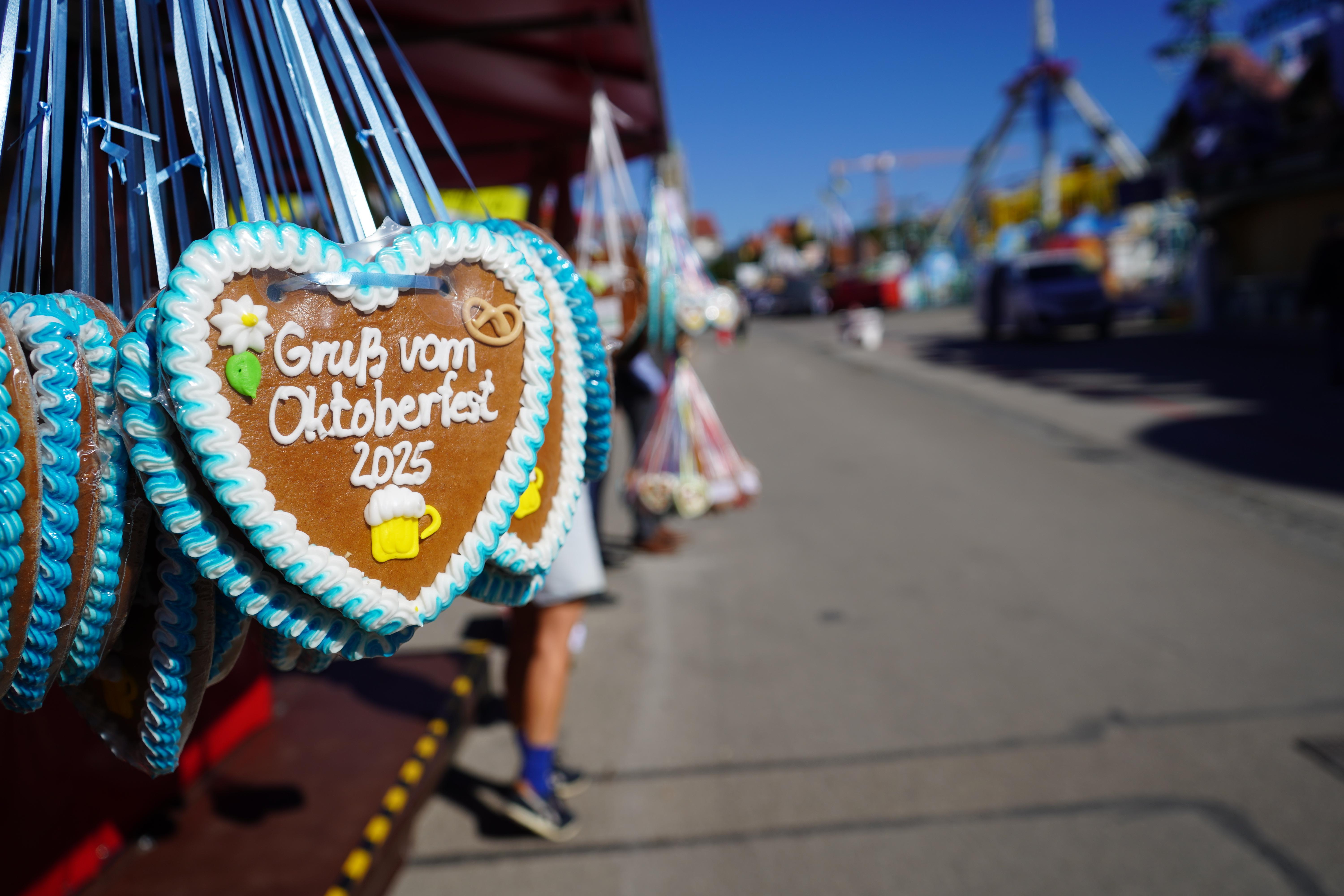 Auf der Theresienwiese finden noch die letzten Arbeiten statt. In zwei Tagen werden hier, auf der Hauptachse, wieder etliche Besucher flanieren.