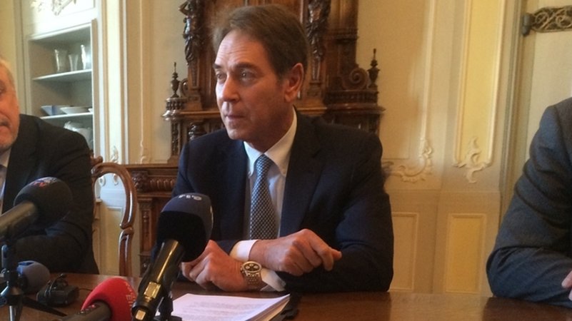 Michael Stoschek sitzt vor Mikrofonen. | Bild: BR/Gremer Michael Stoschek sitzt vor Mikrofonen.