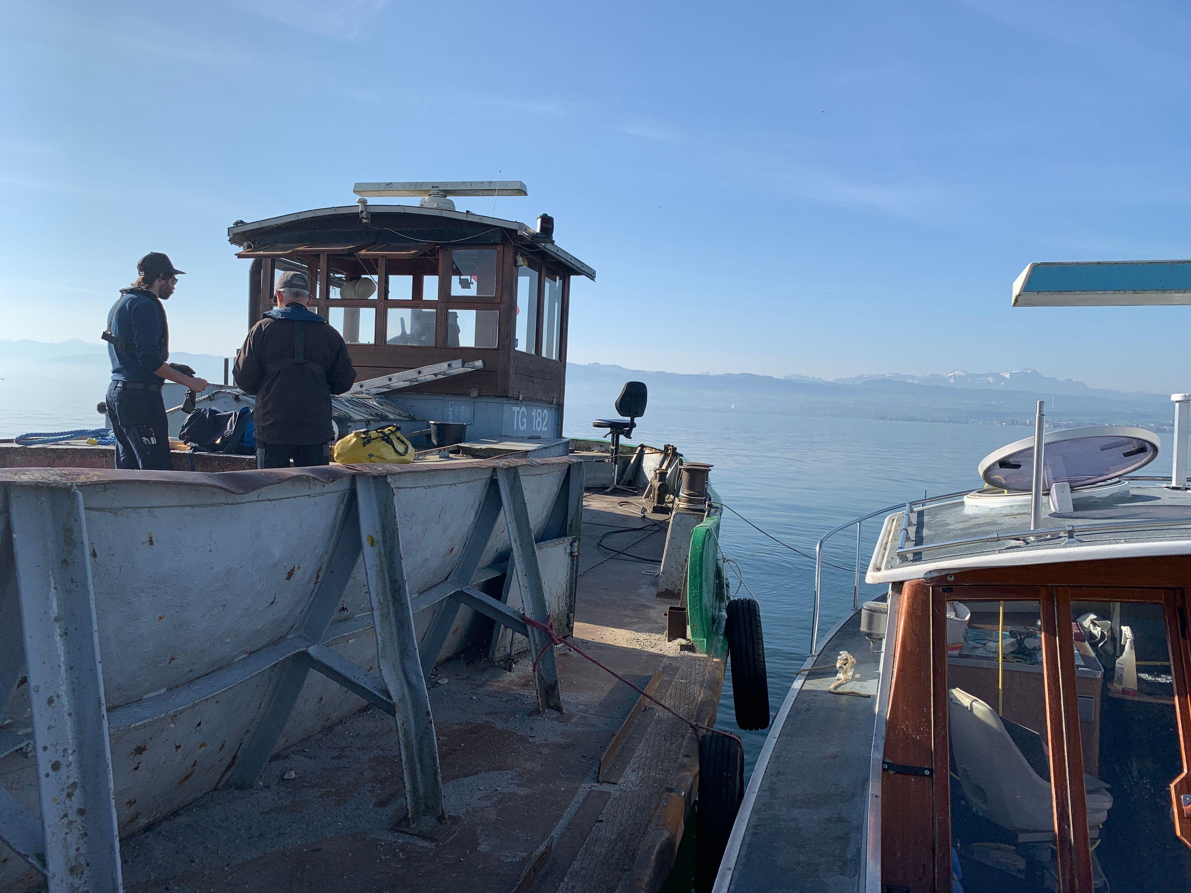 Zwei Seeleute auf einem Boot vor dem Ablegen am Bodensee 