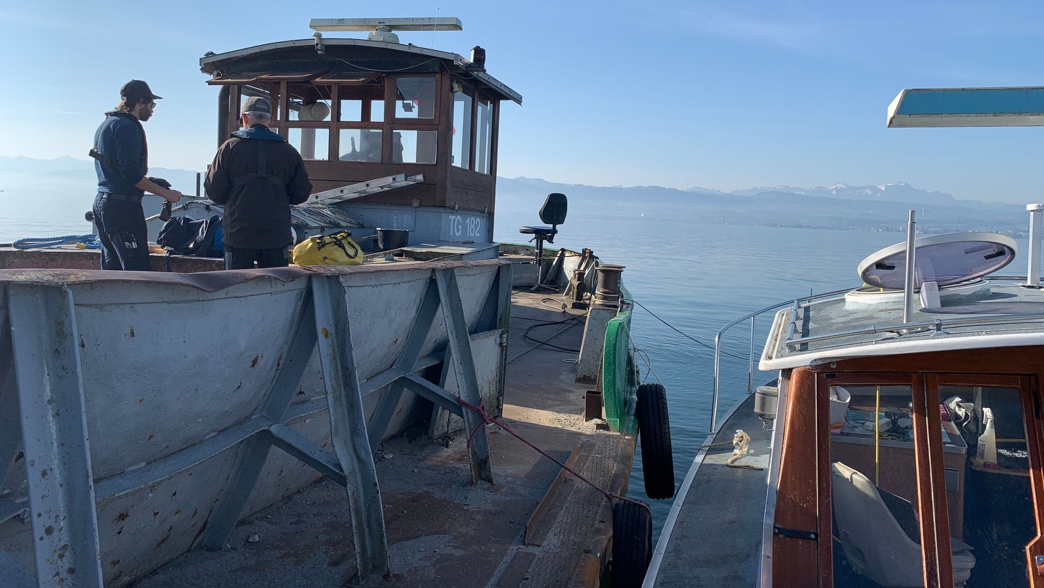 Zwei Seeleute auf einem Boot vor dem Ablegen am Bodensee 