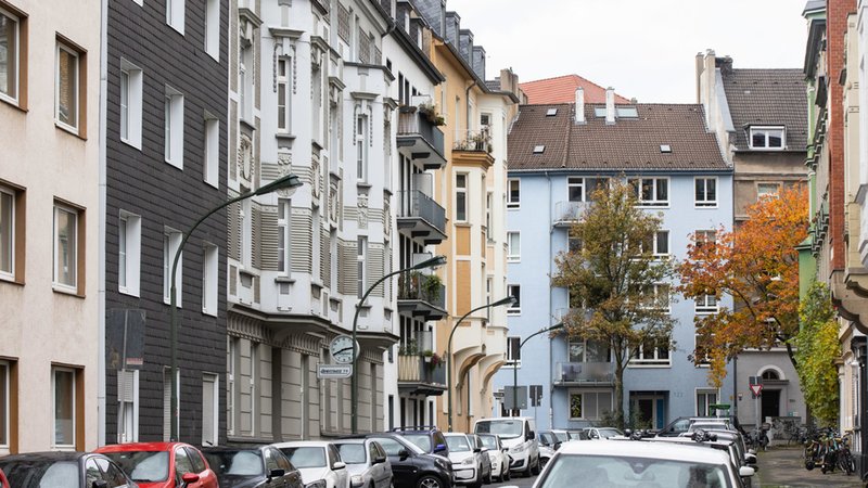 Nordrhein-Westfalen, Düsseldorf: Wohnhäuser in einer Straße. | Bild: dpa-Bildfunk/Marcel Kusch Nordrhein-Westfalen, Düsseldorf: Wohnhäuser in einer Straße.