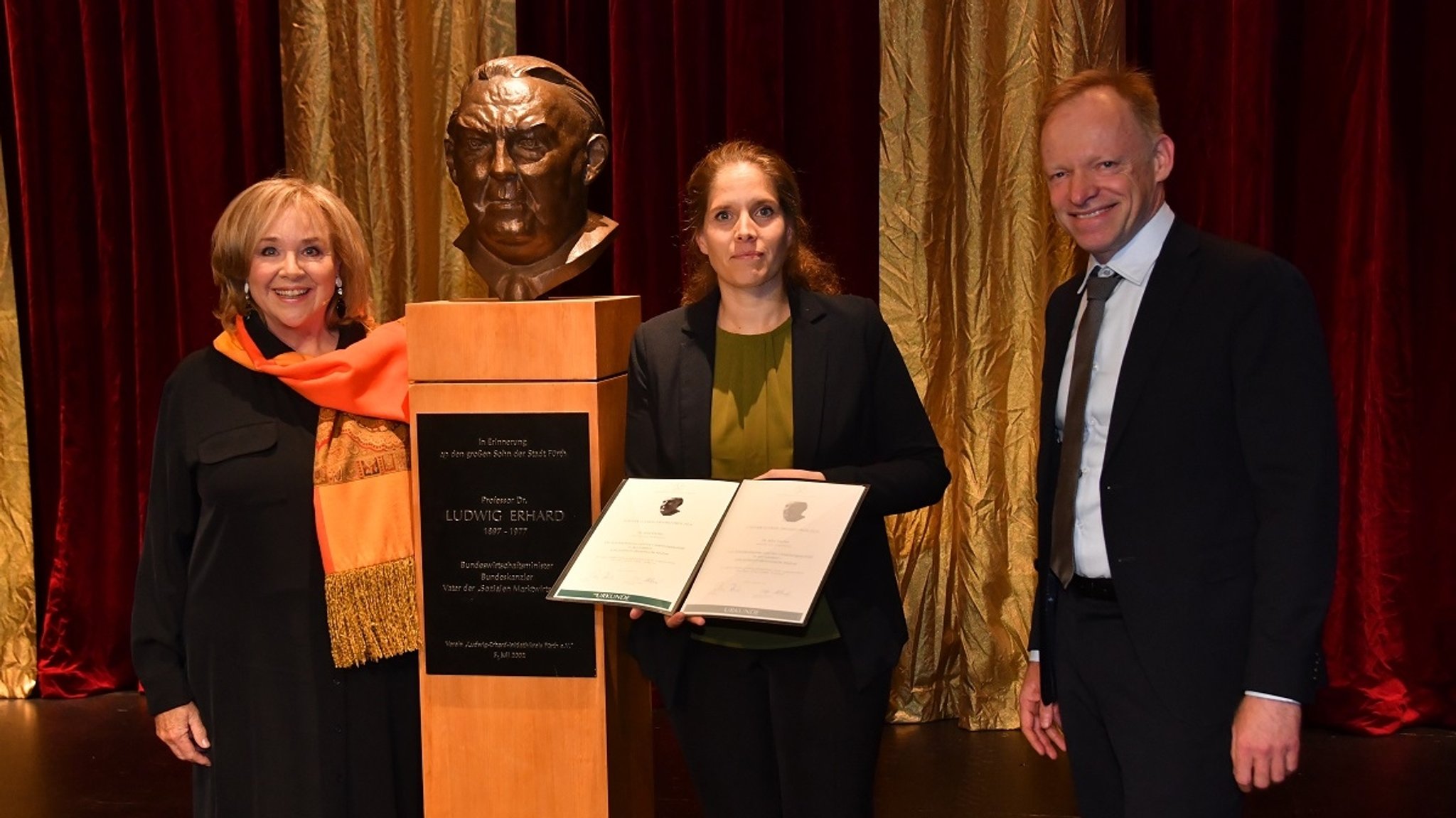 Ludwig-Erhard-Preis-Fuerth-2024-I: Evi Kurz (Vorsitzende des Ludwig Erhard Initiativkreis Fürth e.V. und LEZ-Chefin), Preisträgerin Dr. Julia Fischer, Festredner und ifo-Chef Prof. Dr. Clemens Fuest (von links nach rechts)