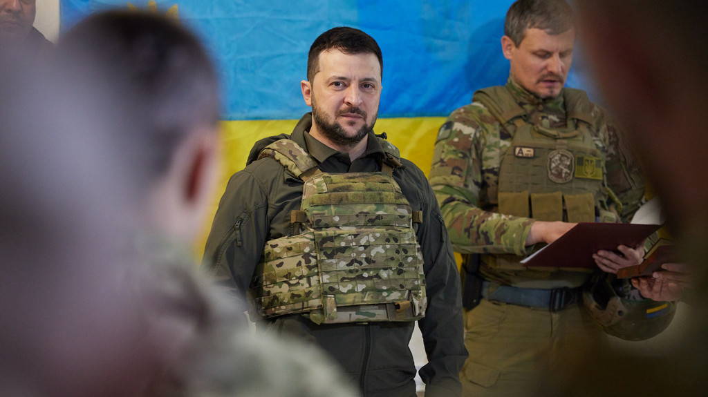 Der ukrainische Präsident mit Schutzweste