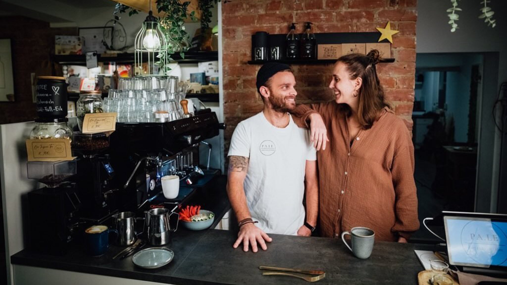 Gründer Sofia und Christopher Kuhn ihrem Café im Landkreis Rhön-Grabenfeld