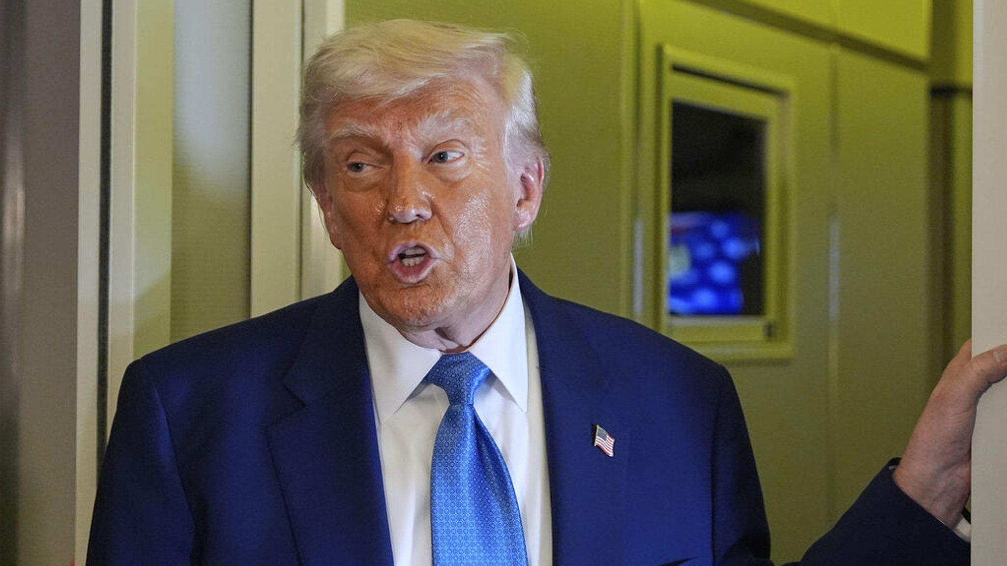 16.05.2025, Vereinigte Arabische Emirate, Abu Dhabi: US-Präsident Donald Trump spricht in der Air Force One am Abu Dhabi International Airport vor dem Abflug. Foto: Alex Brandon/AP/dpa +++ dpa-Bildfunk +++