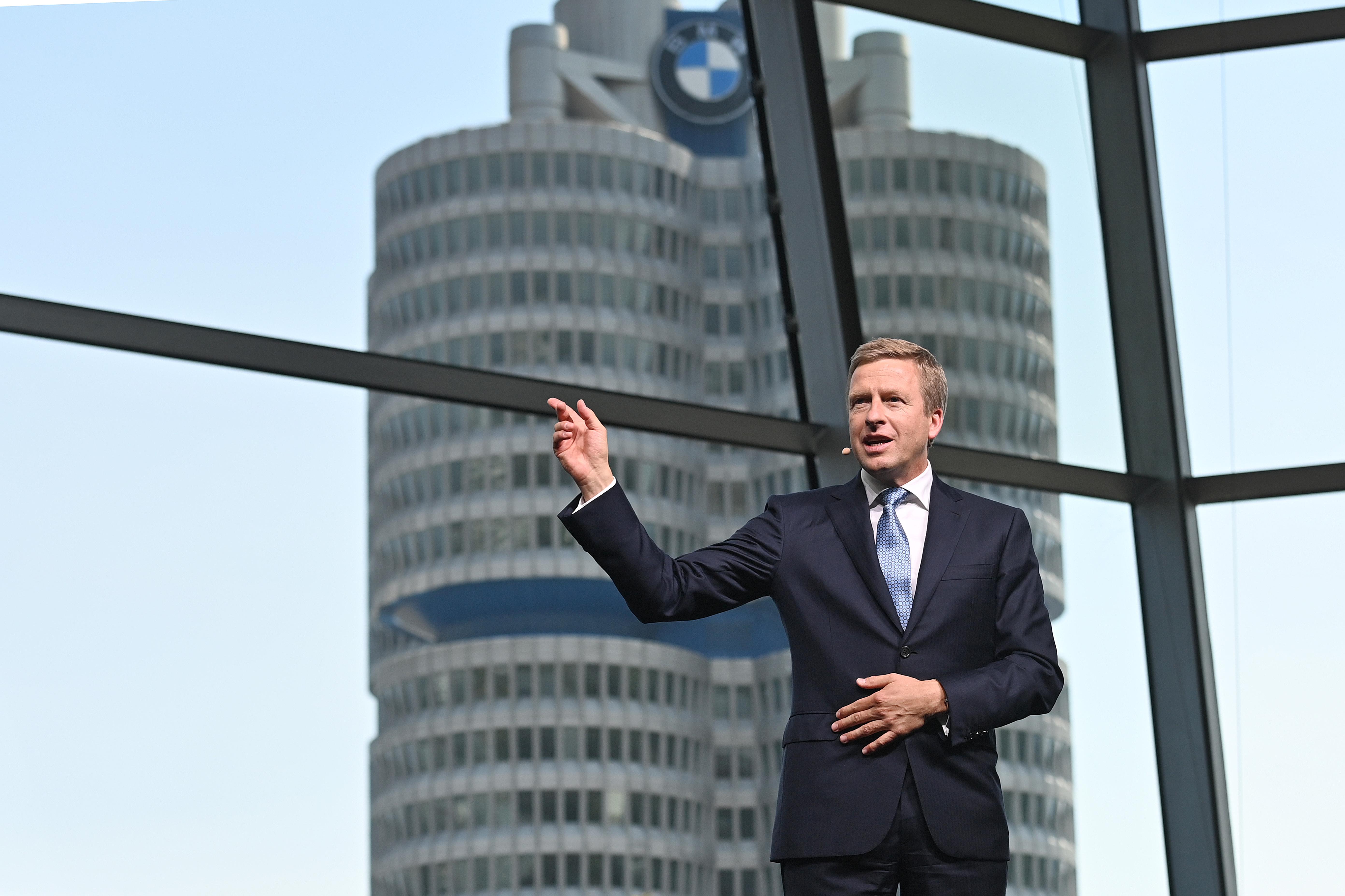 Oliver Zipse, Vorstandsvorsitzender der BMW AG, hier bei der Jahrespressekonferenz im März 2024. Im Hintergrund das Vierzylindergebäude in München.