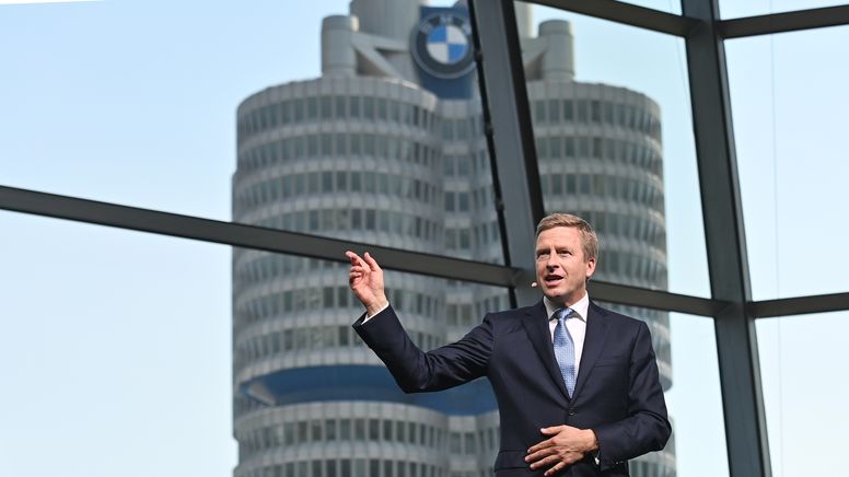 Oliver Zipse, Vorstandsvorsitzender der BMW AG, hier bei der Jahrespressekonferenz im März 2024. Im Hintergrund das Vierzylindergebäude in München. | Bild:pa/dpa/Frank Hoermann/Sven Simon