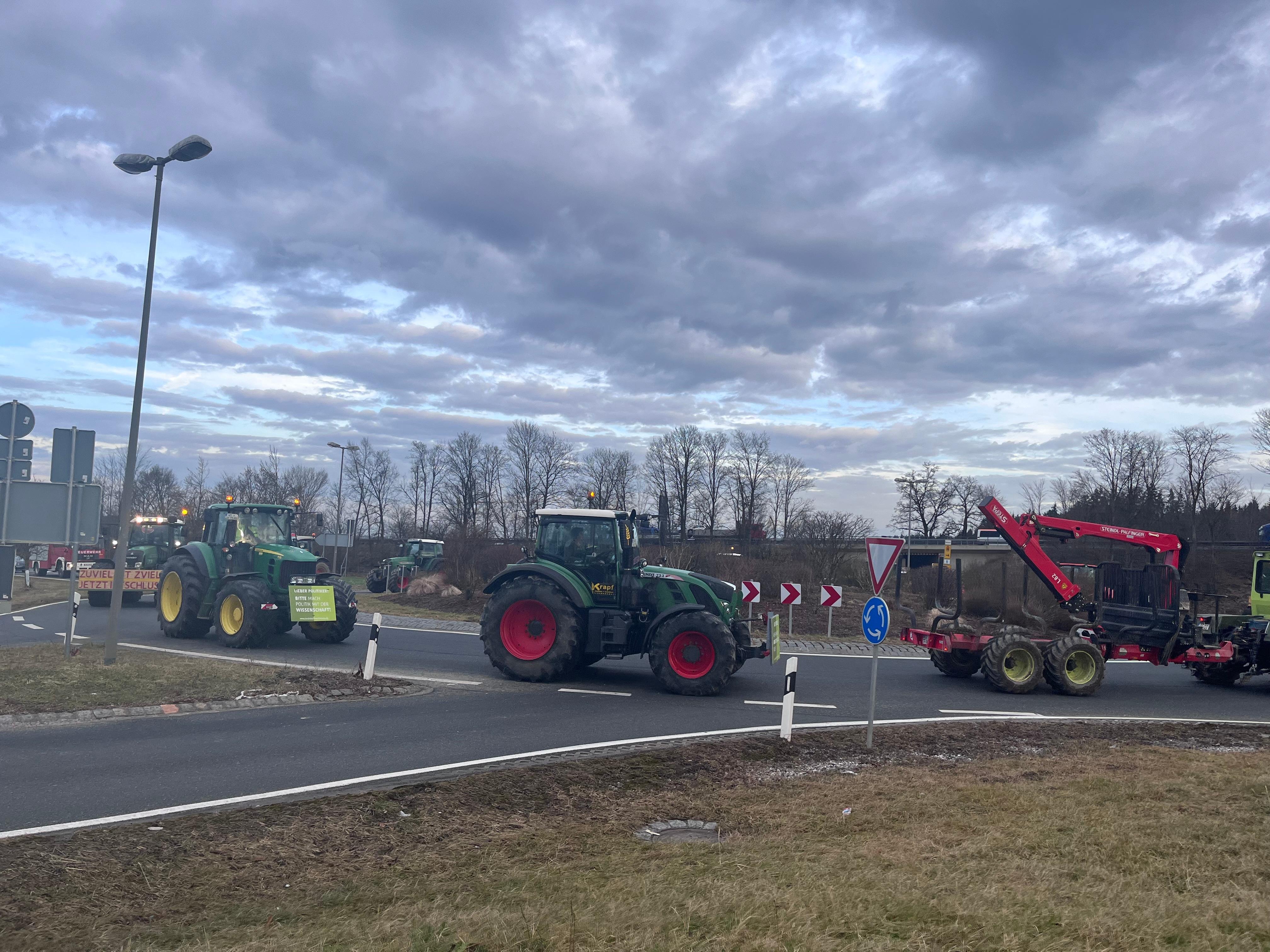 Protest An Autobahnen: Bauern Rücken Mit Traktoren An | BR24