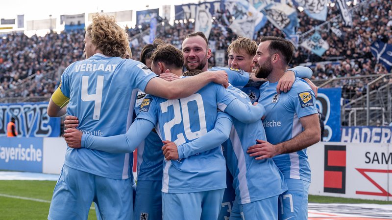 Torjubel nach dem 1:0 für den TSV 1860 München | Bild: picture alliance / Eibner-Pressefoto | Eibner-Pressefoto/Heike Feiner Torjubel nach dem 1:0 für den TSV 1860 München