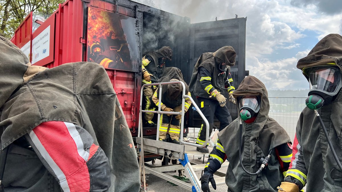 Flammen, Hitze und Qualm: Extremtraining für Feuerwehrkräfte