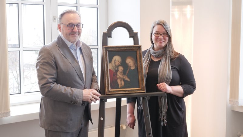 Anton Biebl und Hannah Cavendish-Palmer, in der Mitte das Heiligenbild auf einer Staffelei | Bild: BR Anton Biebl und Hannah Cavendish-Palmer, in der Mitte das Heiligenbild auf einer Staffelei