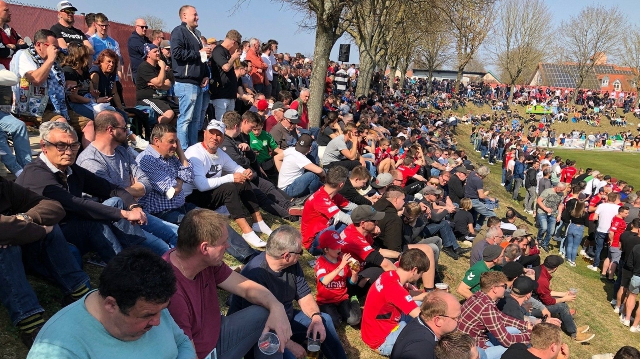 3.000 Zuschauerinnen und Zuschauer quetschten sich beim Landespokal-Halbfinale ins kleine Aubstädter Stadion - und sahen einen Sieg gegen 1860.