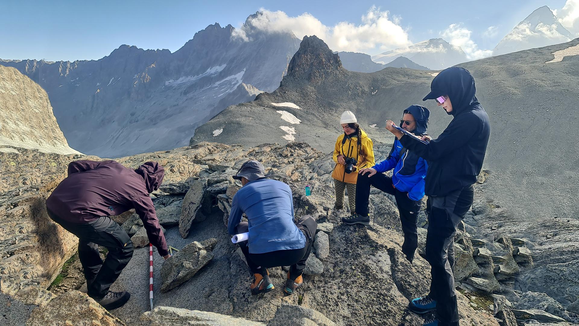 Forscherteam bei einer Expedition in den Schweizer Alpen  