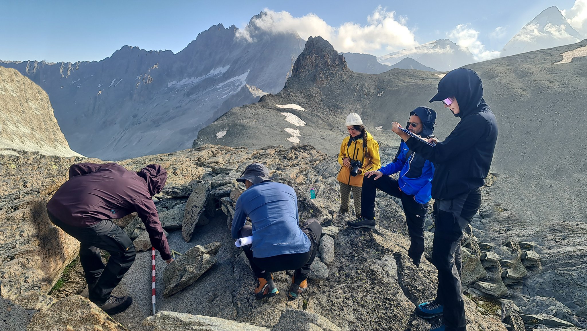 Forscherteam bei einer Expedition in den Schweizer Alpen  