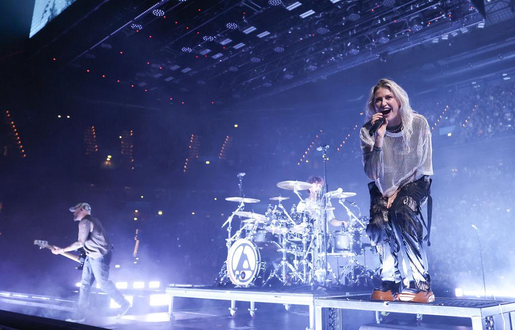  Emily Armstrong (r-l), Colin Brittain und Dave Farrell von der US-Band Linkin Park bei einem Konzert in der Barclays Arena