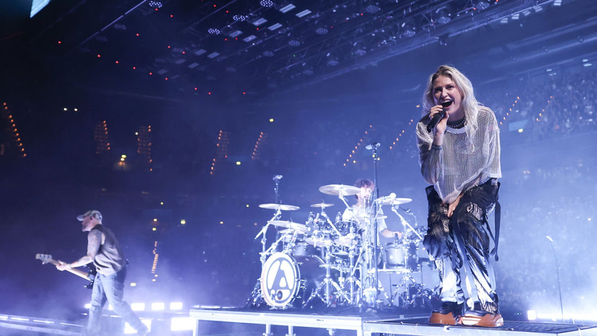  Emily Armstrong (r-l), Colin Brittain und Dave Farrell von der US-Band Linkin Park bei einem Konzert in der Barclays Arena