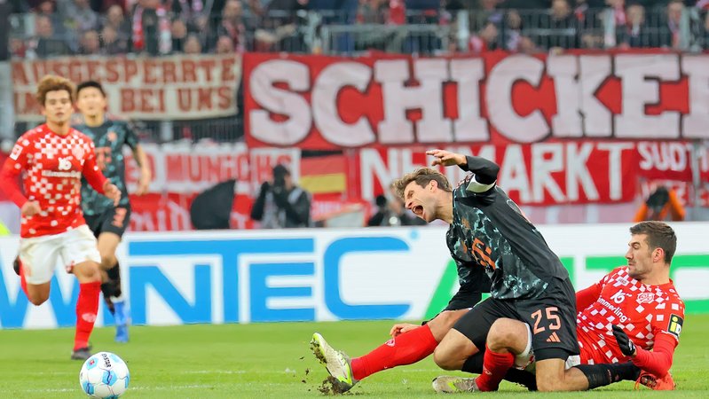 Spielszene Mainz - FC Bayern | Bild: picture-alliance/dpa Spielszene Mainz - FC Bayern