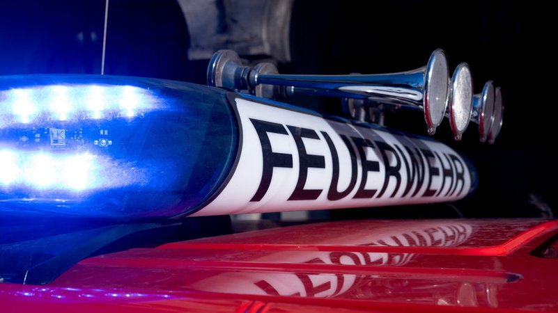 Das Dach eines Feuerwehreinsatzautos mit eingeschaltetem Blaulicht. | Bild: dpa-Bildfunk/Niklas Treppner Das Dach eines Feuerwehreinsatzautos mit eingeschaltetem Blaulicht.