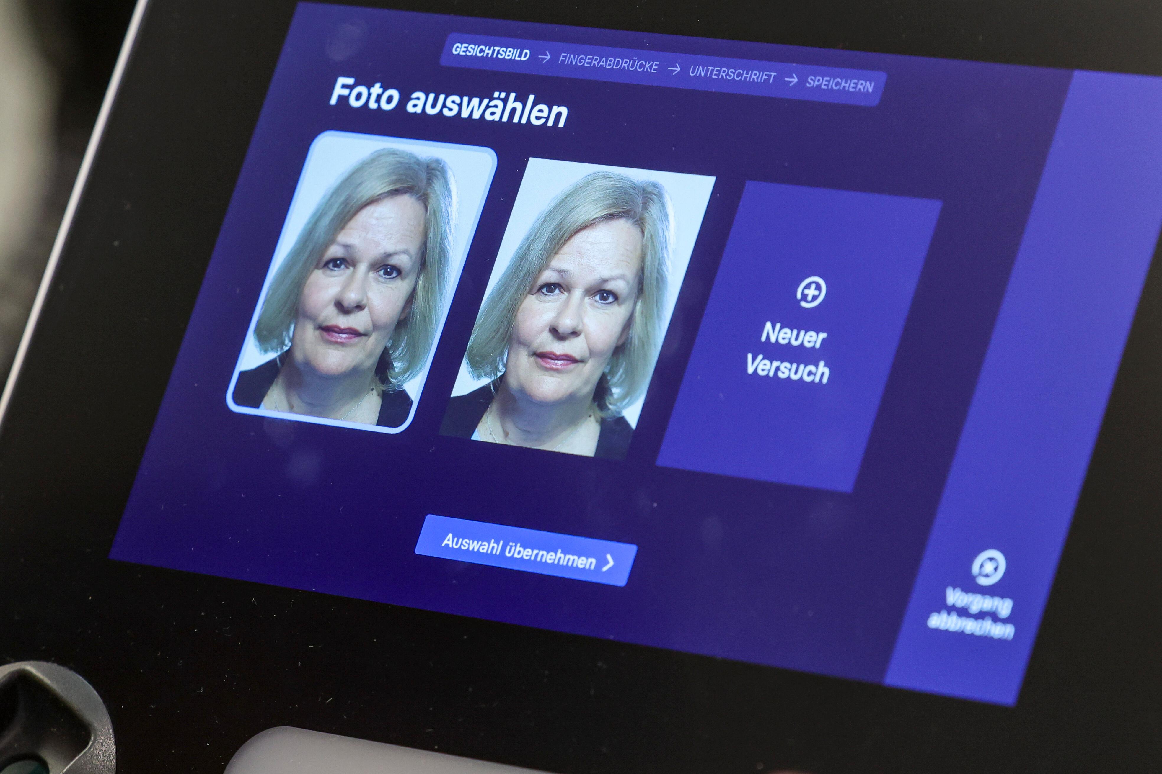 Nancy Faeser (SPD), geschäftsführende Bundesinnenministerin, probierte das neue neue PointID-System zur Beantragung eines Ausweises selbst aus.