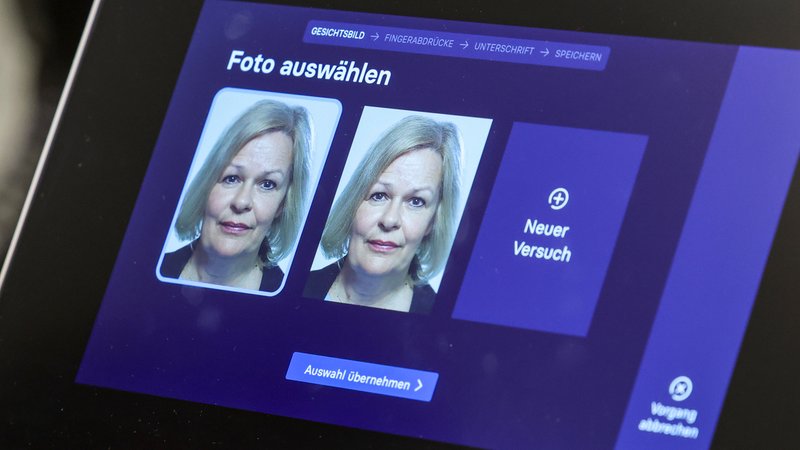 Nancy Faeser (SPD), geschäftsführende Bundesinnenministerin, probierte das neue neue PointID-System zur Beantragung eines Ausweises selbst aus. | Bild: picture alliance/dpa | Jan Woitas Nancy Faeser (SPD), geschäftsführende Bundesinnenministerin, probierte das neue neue PointID-System zur Beantragung eines Ausweises selbst aus.