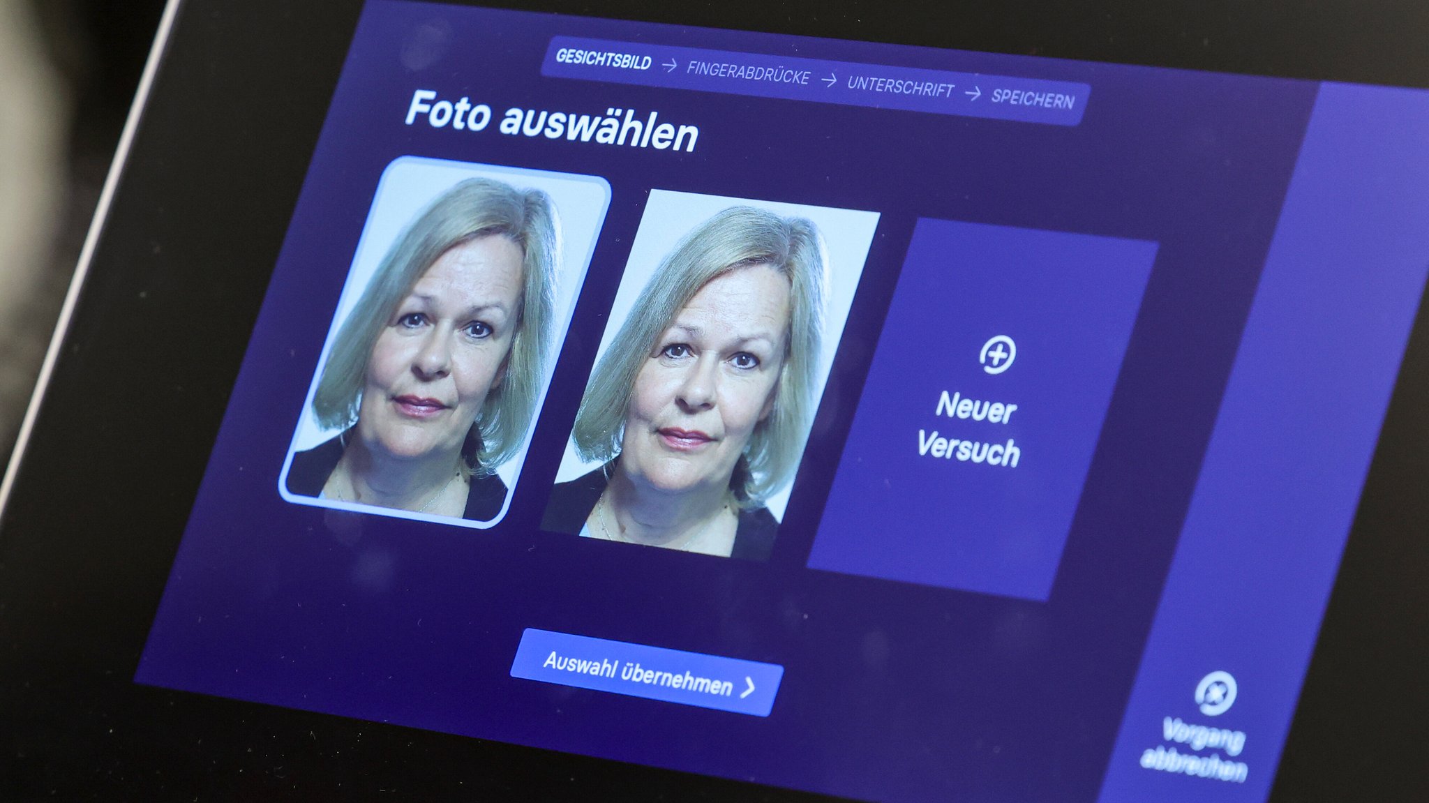 Nancy Faeser (SPD), geschäftsführende Bundesinnenministerin, probierte das neue neue PointID-System zur Beantragung eines Ausweises selbst aus.