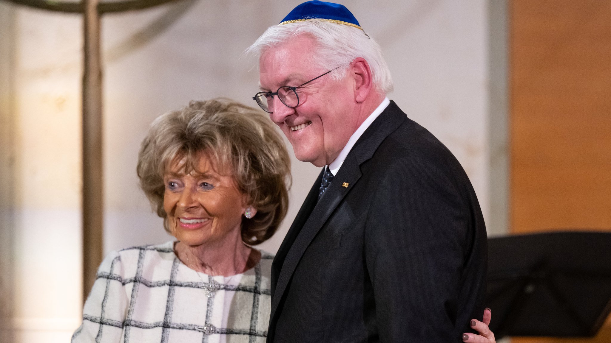 Festakt: Hauptredner Bundespräsident Frank-Walter Steinmeier mit Charlotte  Knobloch