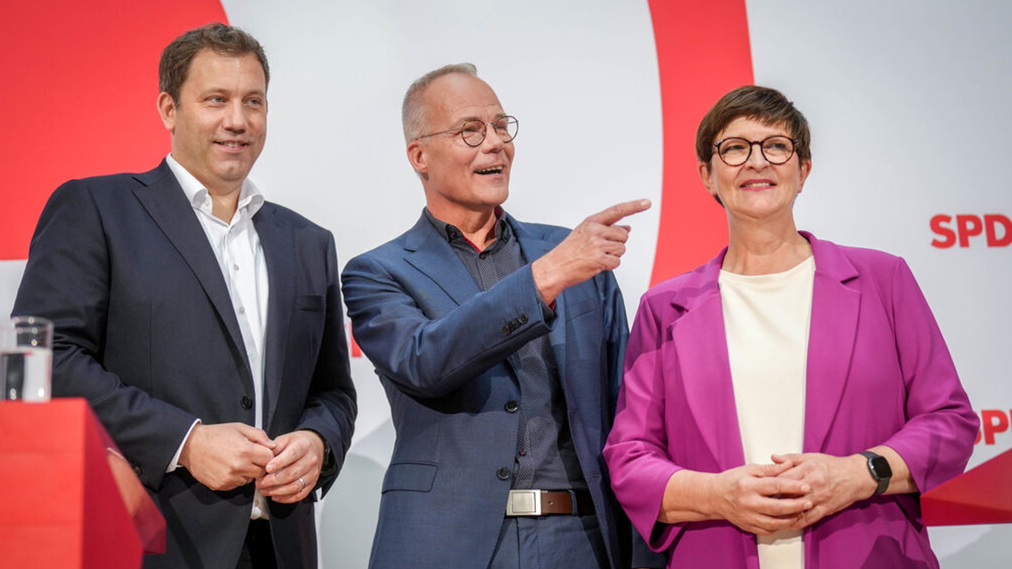 08.10.2024, Berlin: Saskia Esken (r), SPD-Bundesvorsitzende, und Lars Klingbeil (l), SPD-Bundesvorsitzender, stellen auf einer Pressekonferenz in der Parteizentrale Matthias Miersch als neuen SPD-Generalsekretär vor. Foto: Kay Nietfeld/dpa +++ dpa-Bildfunk +++