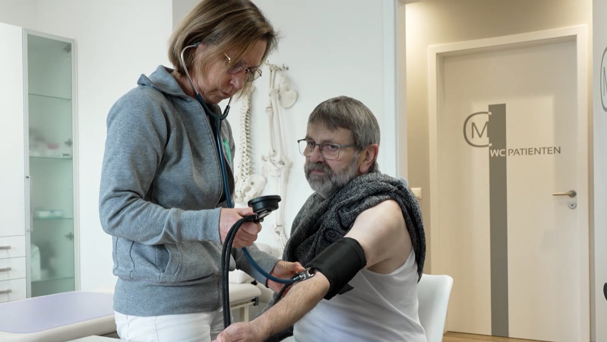 Eine Hausärztin in Neuendettelsau untersucht einen Patienten. | Bild: BR Eine Hausärztin in Neuendettelsau untersucht einen Patienten.