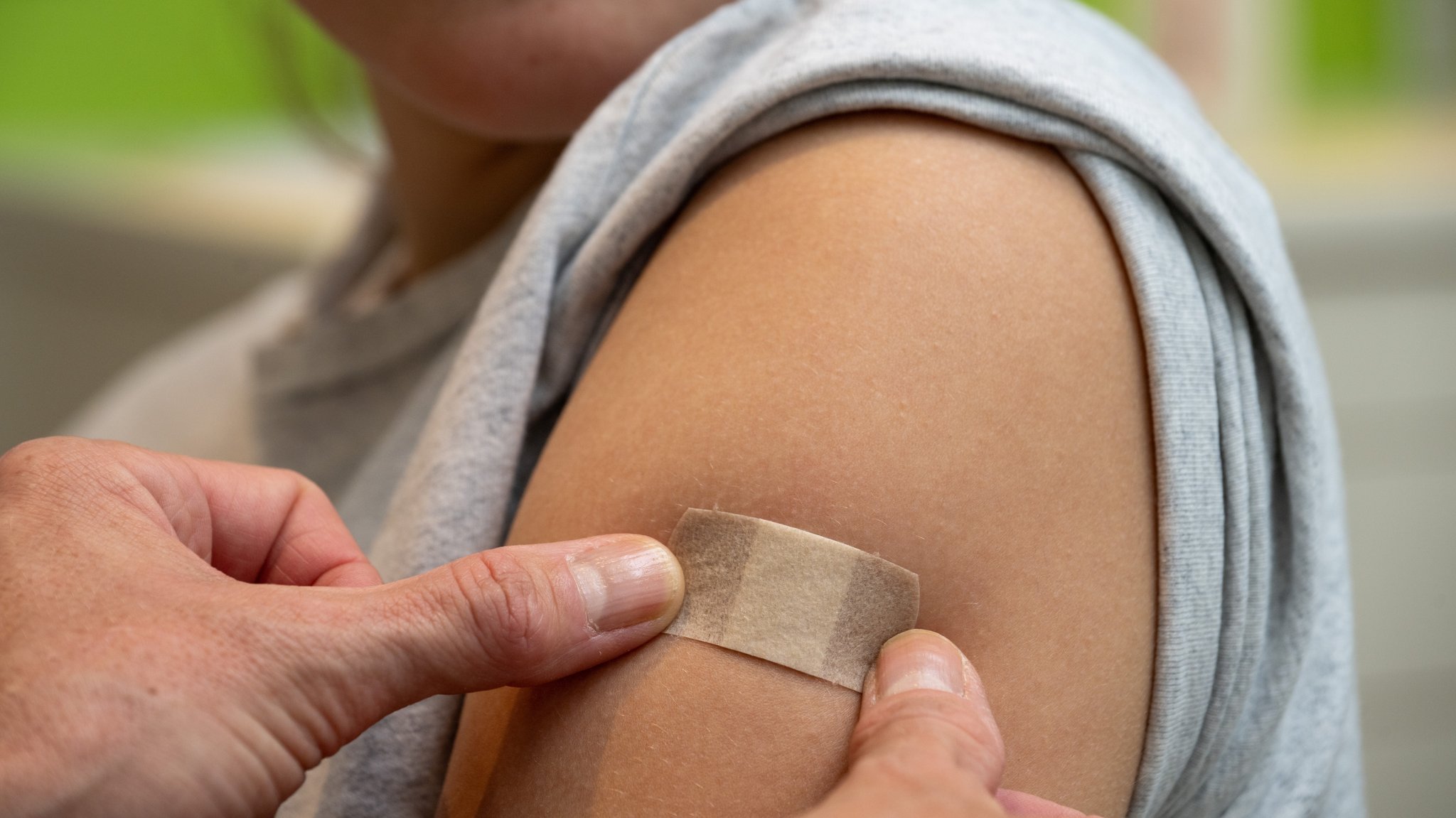 (Symbolbild) Gynäkologin versorgt nach der HPV-Impfung die Injektionsstelle. Empfohlen ist die HPV-Impfung von der STIKO ab dem Alter von 9 bis 14 Jahren.