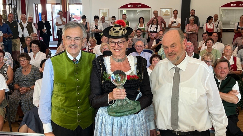 Die Präsidentin des bayerischen Landtags, Ilse Aigner (CSU), hat am Sonntagnachmittag die "Bairische Sprachwurzel 2022" verliehen bekommen. 