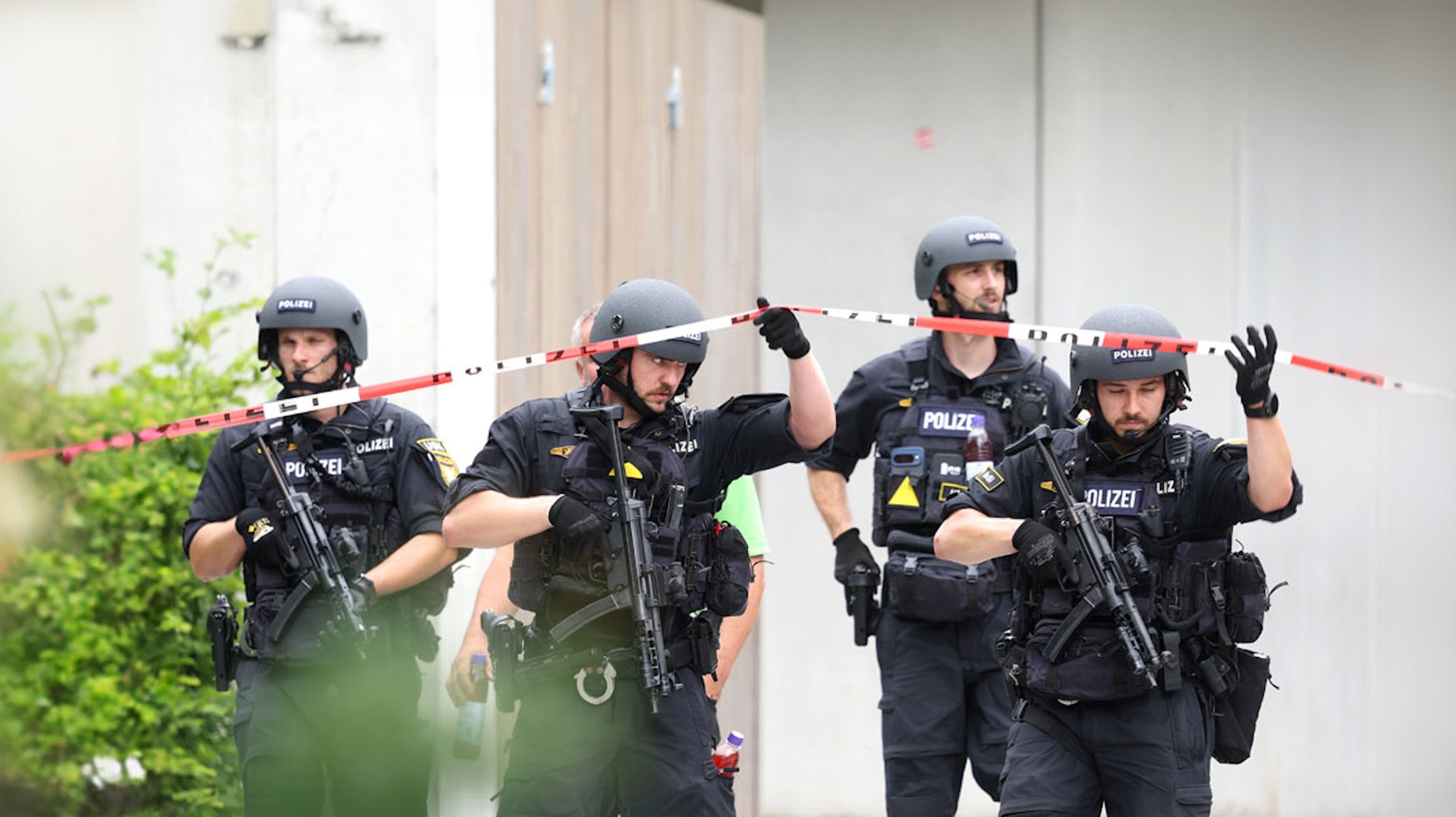 Mehrere schwerbewaffnete Polizisten stehen am Schulgelände des Welfen-Gymnasiums in Schongau. | Bild: Bayerischer Rundfunk 2026 Mehrere schwerbewaffnete Polizisten stehen am Schulgelände des Welfen-Gymnasiums in Schongau.