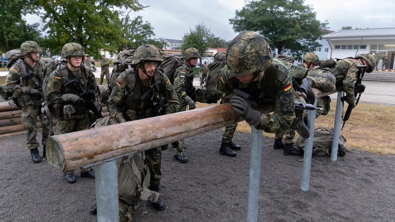 Grundausbildung beim Luftwaffenausbildungsbataillon der Bundeswehr in Germersheim: Soldaten auf der Hindernisbahn | Bild: picture alliance / SZ Photo | Rainer Unkel Grundausbildung beim Luftwaffenausbildungsbataillon der Bundeswehr in Germersheim: Soldaten auf der Hindernisbahn